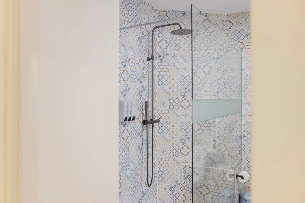 Walk-in rainfall shower at Emozione del Lago