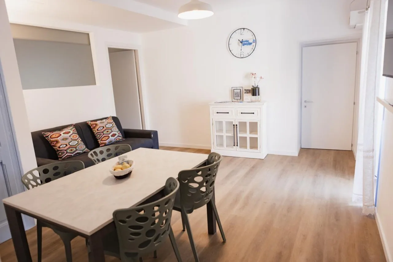 Dining table and lounge area for six guests