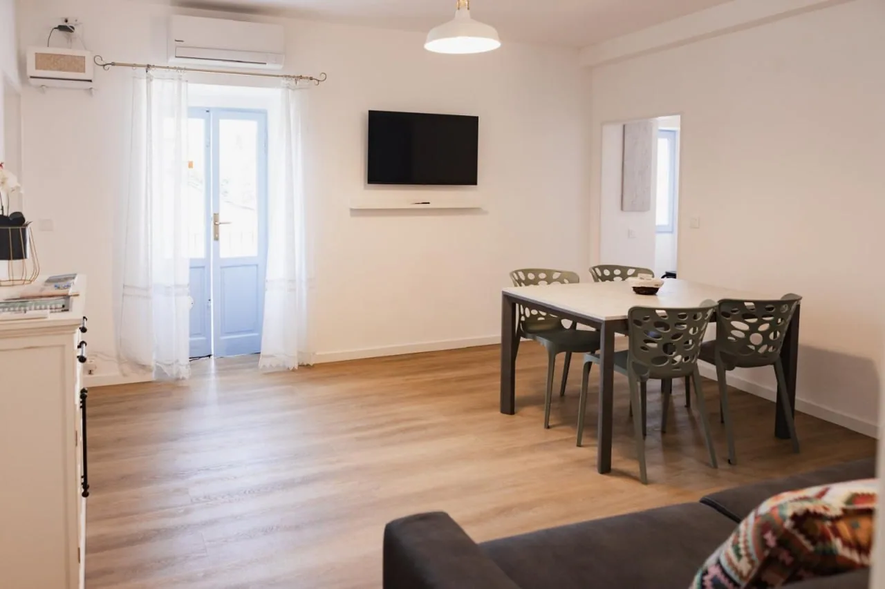 Open-plan living and dining room at Emozione del Lago